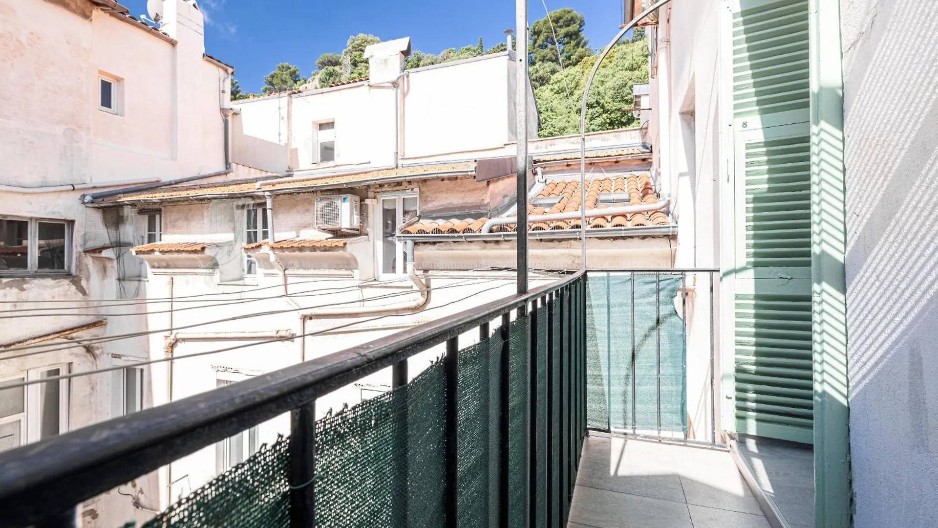Large & Quiet 1 Bdr At Nice Port Daire